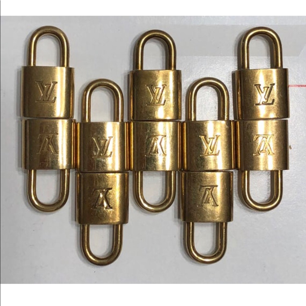 10 Louis Vuitton locks. NO KEYS